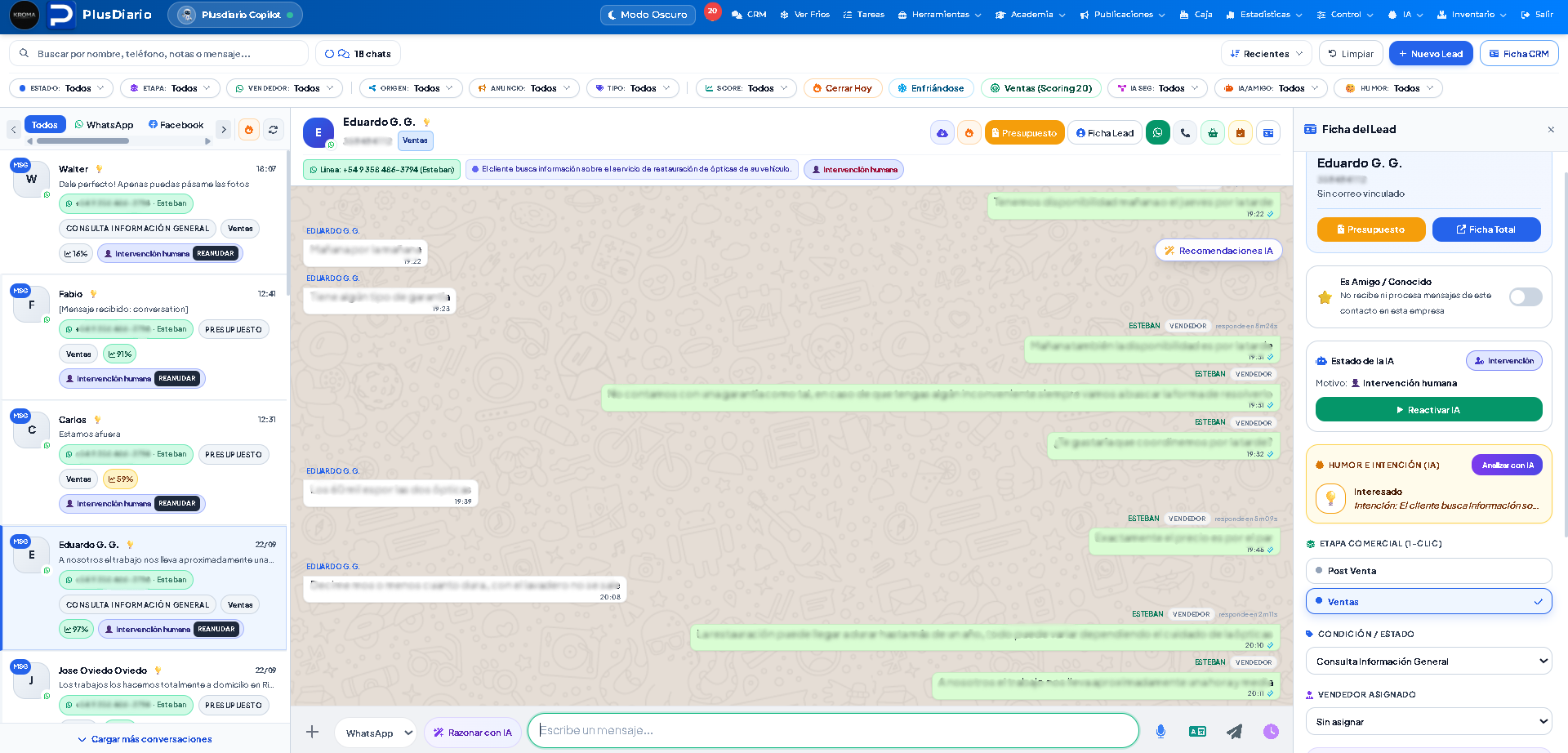 Bandeja real de conversaciones de Plusdiario IA con los contactos y mensajes difuminados.